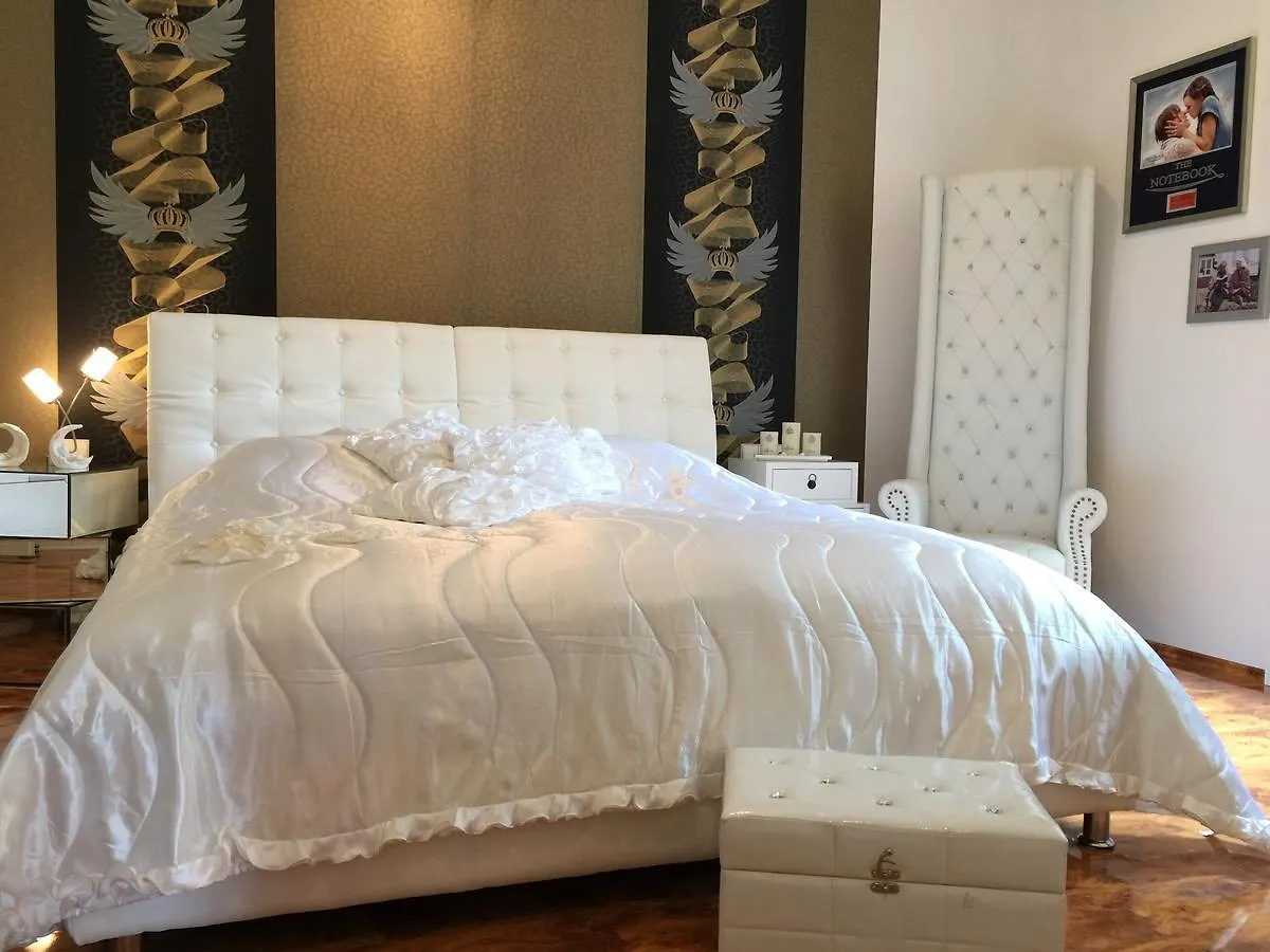 B&B Castle Hollywood Bed & Breakfast Amorbach