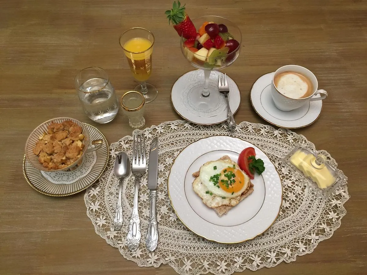 B&B Castle Hollywood Bed & Breakfast Amorbach